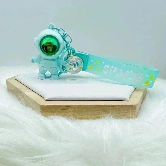 Green Astronaut Keychain - Picture 4 of 5